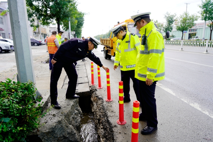 华州交警联合交通局、公路段开展“双节”前隐患排查工作。