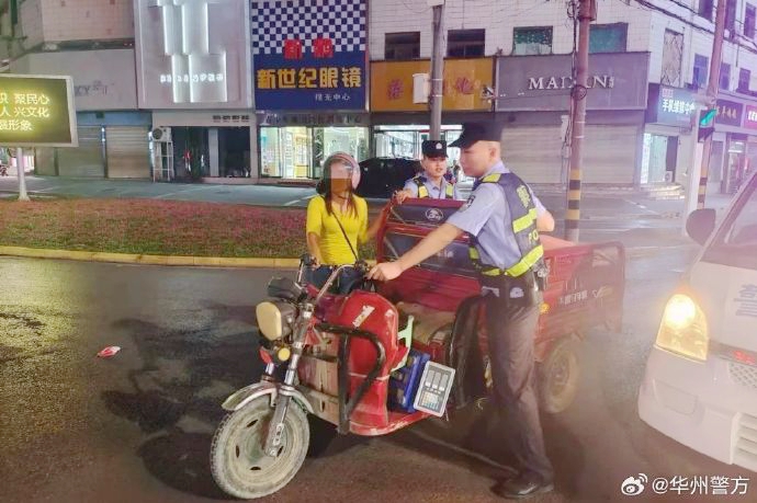 华州巡特警帮助群众将有故障的电动车推行回所住小区。