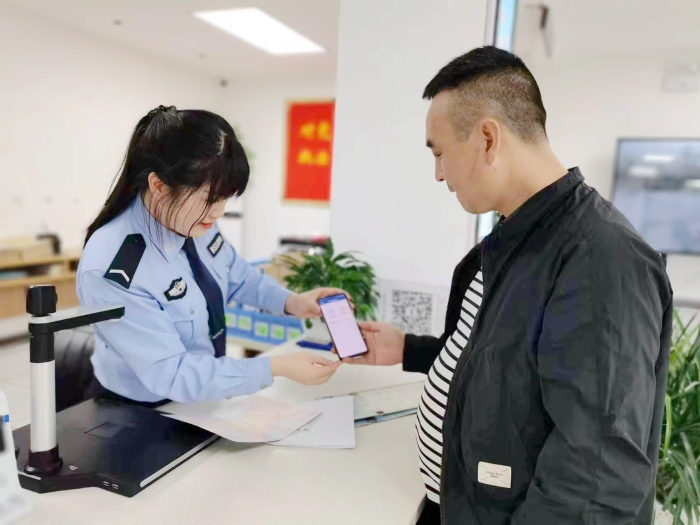 白水车辆管理所高效为群众办理车辆过户手续获点赞。