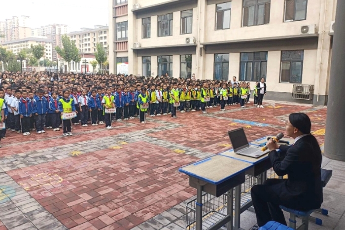 蒲城法院讲解开学“法治第一课”。