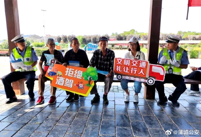 蒲城公安交管大队民警进入景区开展交通安全大宣传活动。
