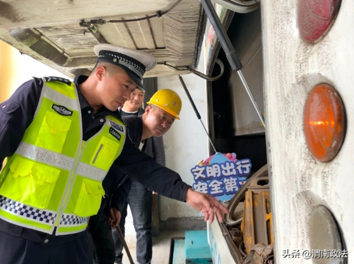 大荔公安交警走进渭运集团大荔客运公司开展节前安全大检查。