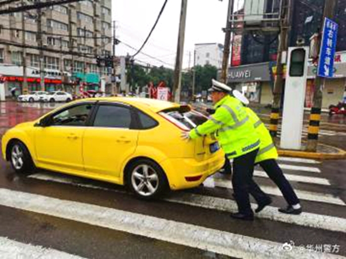 车辆出故障停路上，华州交警及时相助。
