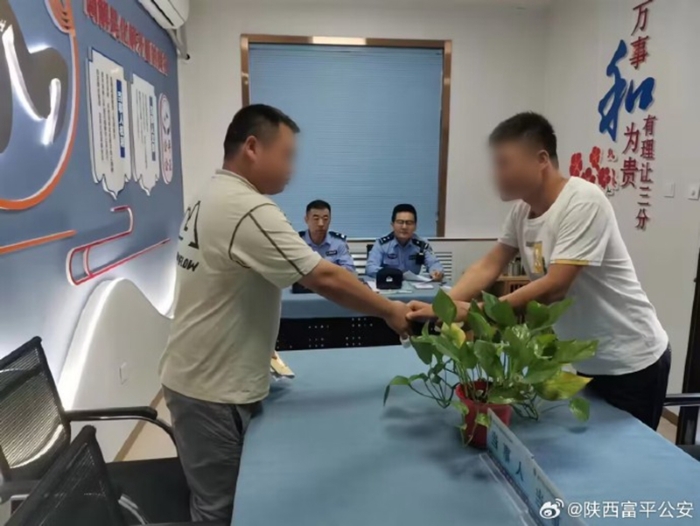 两车主互不相让起冲突，富平民警调解搭建友谊桥。