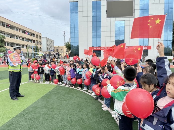 白水公安交警开展“迎国庆•暖中秋”交通安全进校园活动。