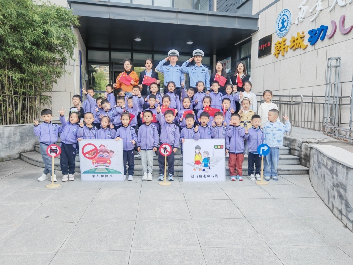 韩城公安交警走进幼儿园宣传交通安全。