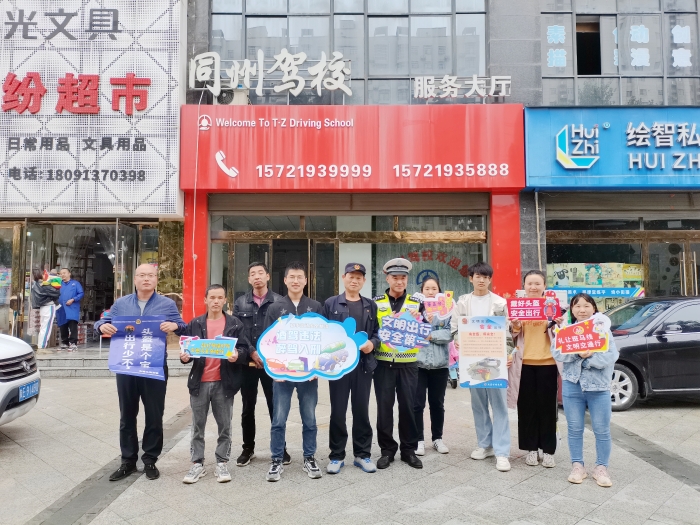 大荔公安交警进辖区驾校开展交通安全宣传。