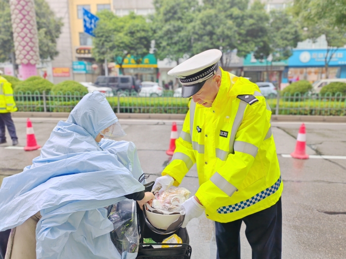 高新交警大队节前开展“一盔一带”安全守护行动。