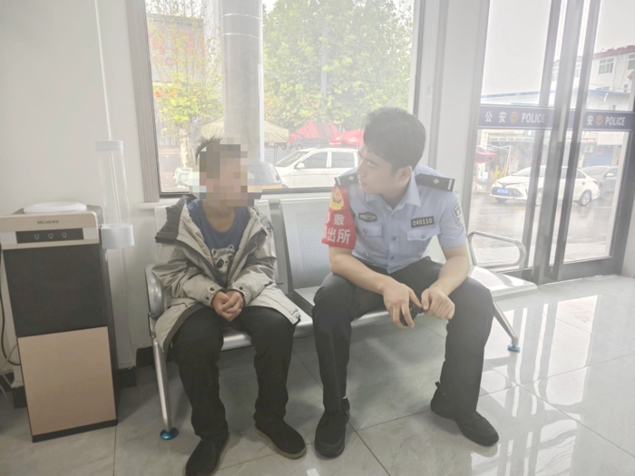 华阴公安罗敷派出所救助雨中离家出走的少年..webp