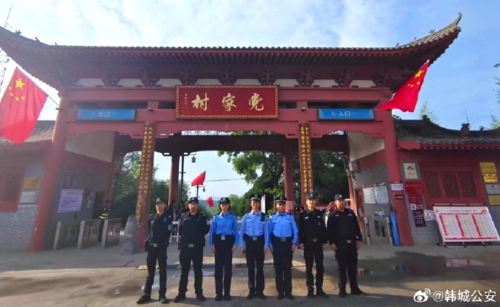 韩城公安西庄派出所民辅警深入景区、检票口等游客密集区域开展巡逻执勤。