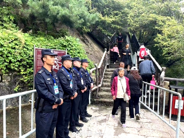 白水公安巡特警大队对辖区人员密集的商场、广场等场所巡逻防控。
