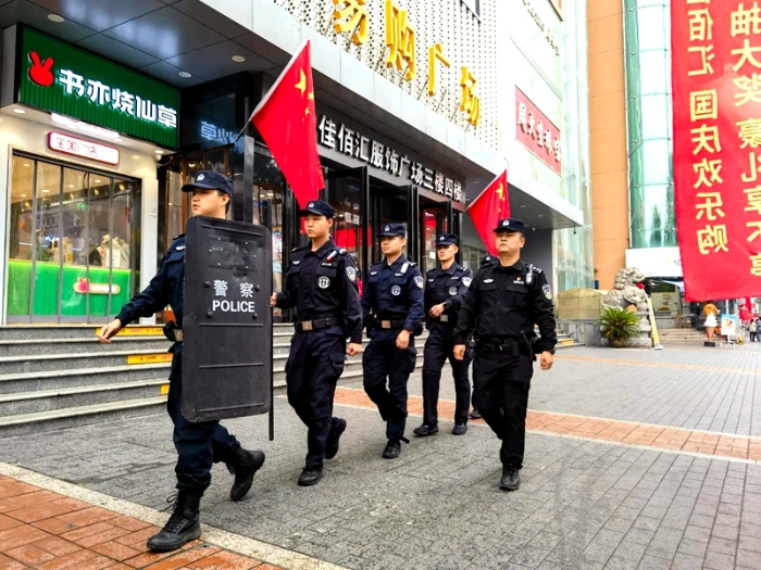 合阳民警在背街小巷、集市集会、广场公园进行巡逻防控。