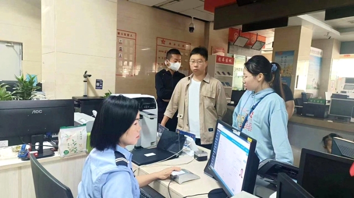 潼关公安竭尽全力为辖区群众提供业务咨询、办理户籍业务等便民利民服务。