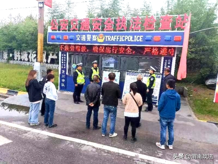 韩城交警开展“马路学堂”交通安全宣传活动。
