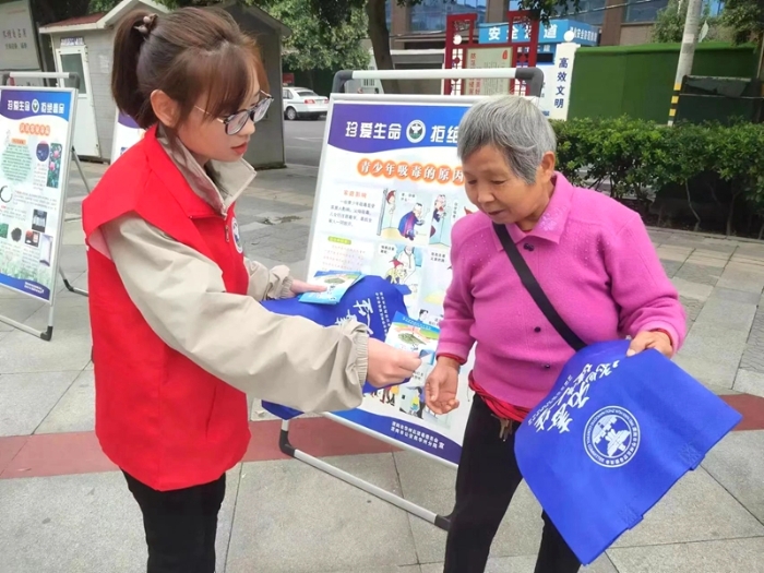 渭南市公安局华州分局禁毒大队在水利局广场开展禁毒宣传活动。