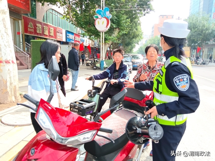 白水县公安局交通管理大队宣传民警来到县城人民路开展“暖心文明劝导”头盔整治活动。