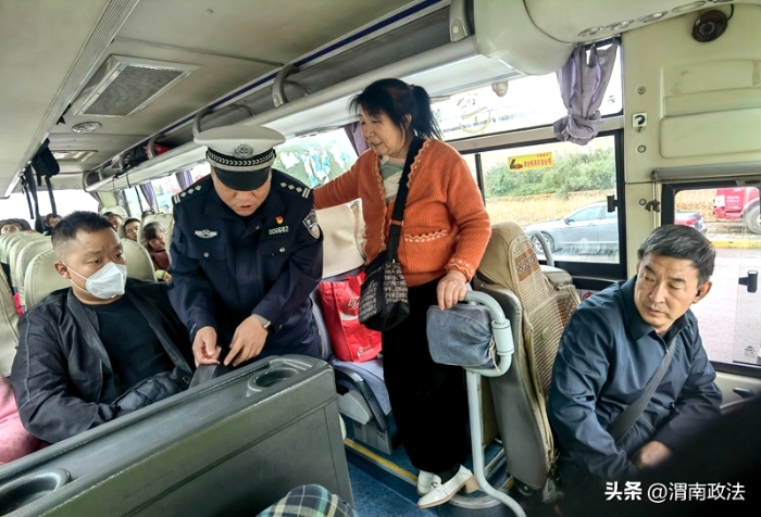 澄城公安交警进车厢说安全。