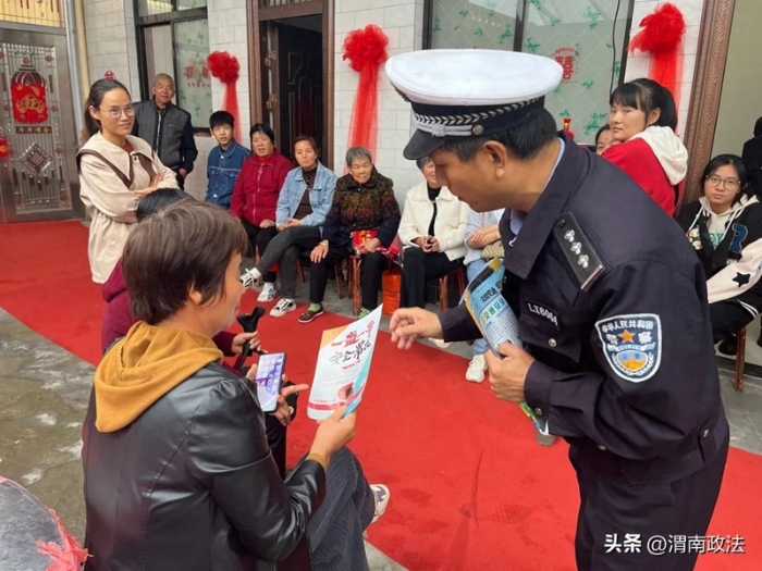 大荔公安交警婚宴现场宣交安。