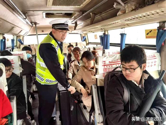 韩城市公安局交警大队民警深入辖区客运车辆停靠点进行检查。