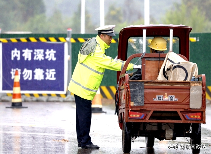 临渭交警扎实开展假期道路交通安保工作。
