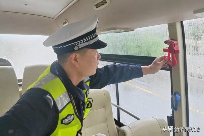 华州公安交警对客运企业开展源头隐患排查。