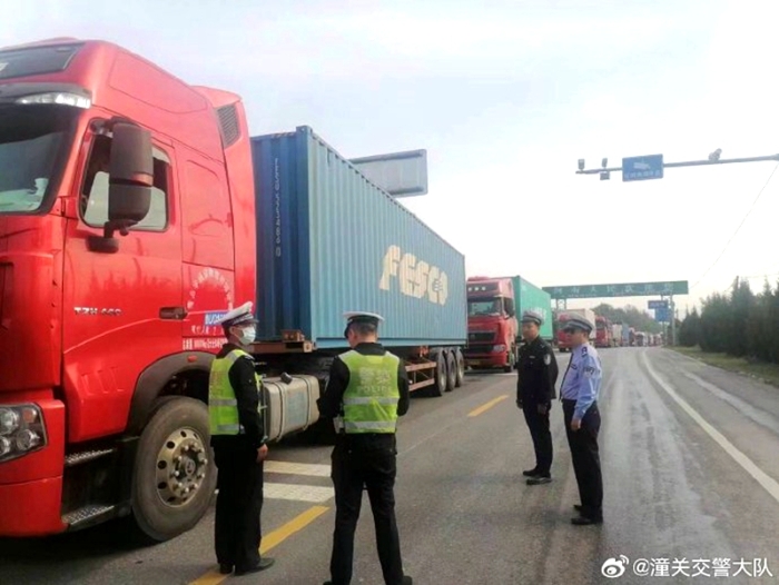 潼关交警严查重点违法行为，确保节日道路畅。