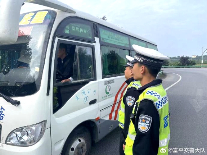 富平交警大队庄里中队民警设立临时检查点对过往客运车辆进行检查。
