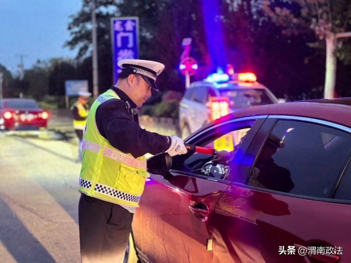 大荔公安交警严查涉牌涉证违法行为。