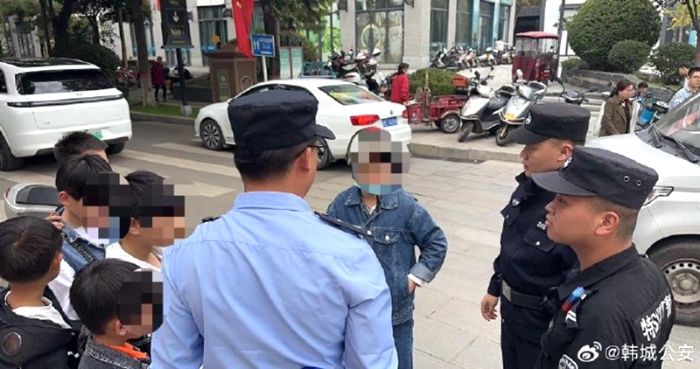 韩城公安巡特警帮助群众找回走失孩子。