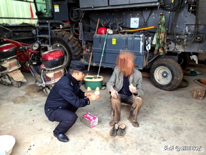 八旬老人不慎走失，富平民警暖心帮忙找回。