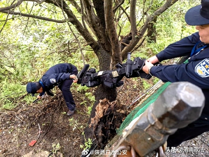 白水公安巡特警冒险捡回群众掉落手机。