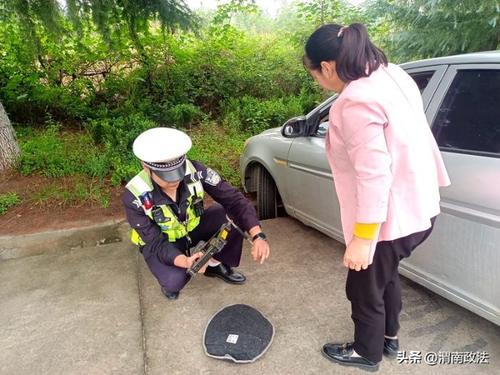 车辆陷入排水沟，华州民警暖心救援。