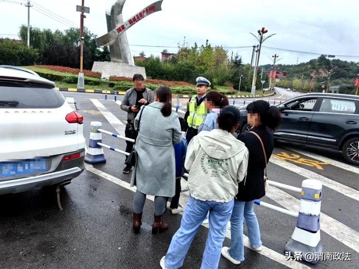 韩城公安交警查处一起超员违法行为。