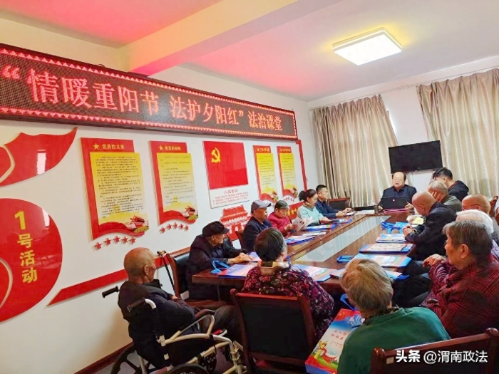 临渭区村居法律顾问来到包联村居开展法治宣传。