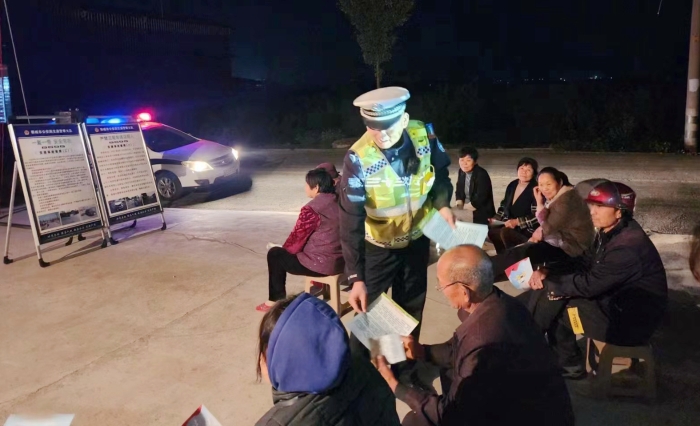 韩城市公安局交警大队走进辖区贺龙村开展“交通安全电影下乡”宣传活动。