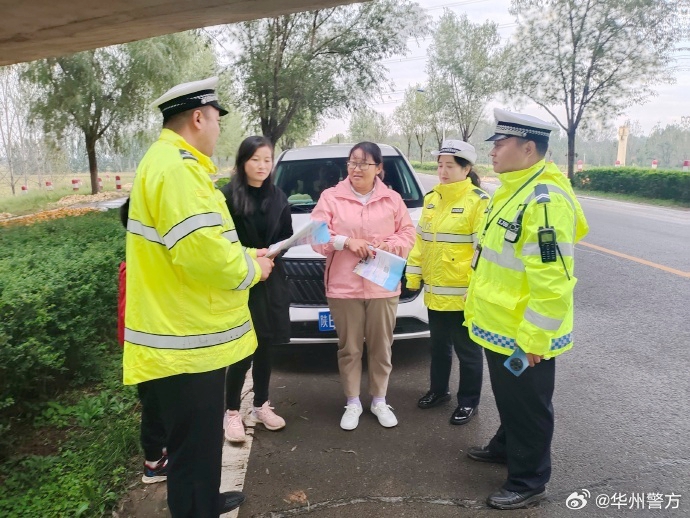 华州交警广泛开展交通安全宣传。