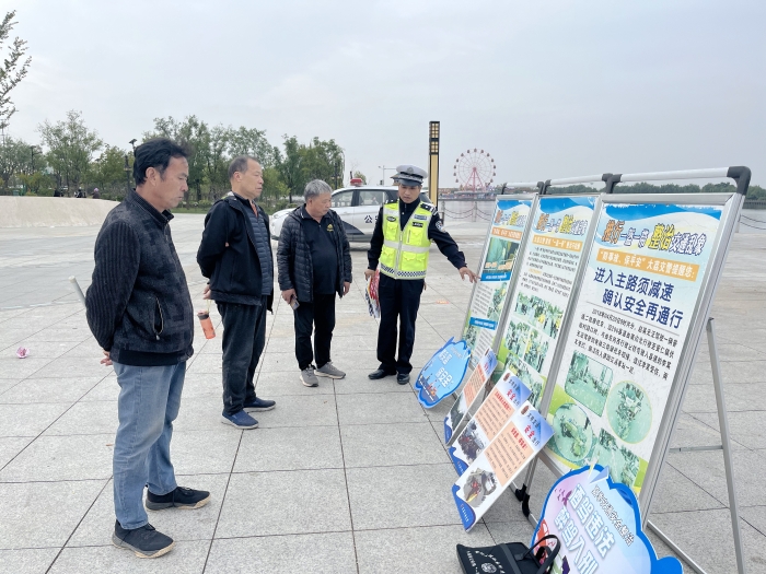 大荔公安交警深入南湖公园开展交通安全巡回宣讲活动。