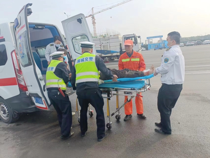 蒲城交警紧急救助受伤群众。