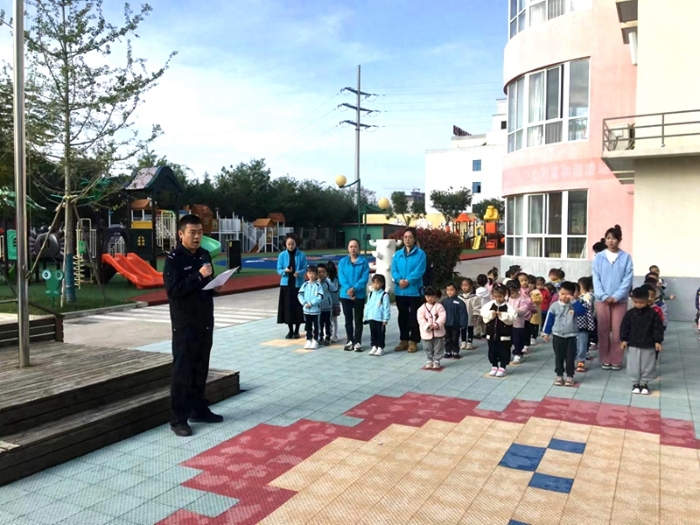 澄城公安庄头派出所民警进入辖区幼儿园，为小朋友们开展了一堂法治启蒙教育。