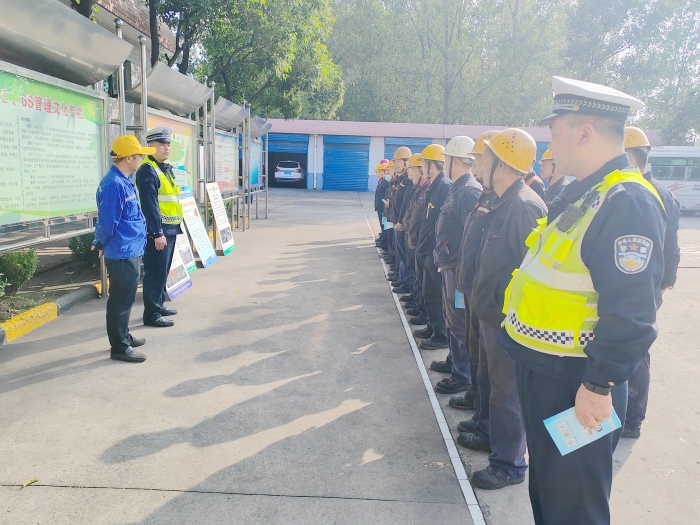 韩城市公安局交警大队在辖区东王洗煤厂开展交通安全知识宣传活动。