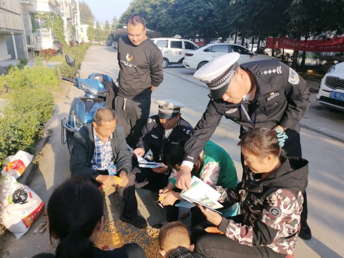 华州公安交警走进柳枝柳馨家园社区开展交通安全宣传活动。