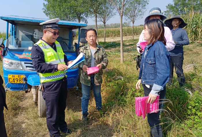 富平交警淡村中队组织民警在管辖区内开展三轮车违法载人交通安全宣传活动。