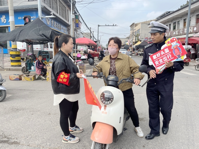 大荔公安交警联合交通志愿者开展“一盔一带”劝导整治行动。