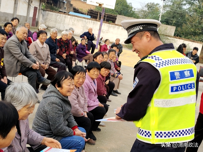 大荔公安交警联合新时代志愿者协会来到朝邑镇王家村，在重阳节来临之际开展“关爱老人”我们在行动主题活动。