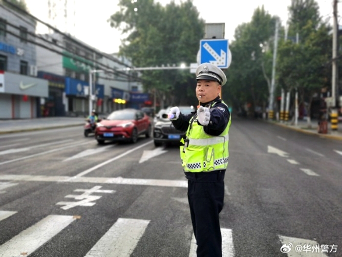 华州公安交警对校园周边交通及时疏导。