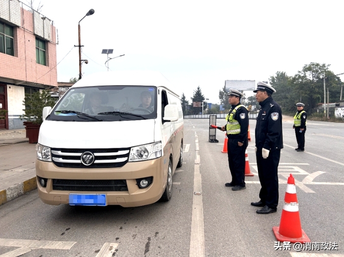 白水交警扎实开展“一盔一带”集中整治行动。
