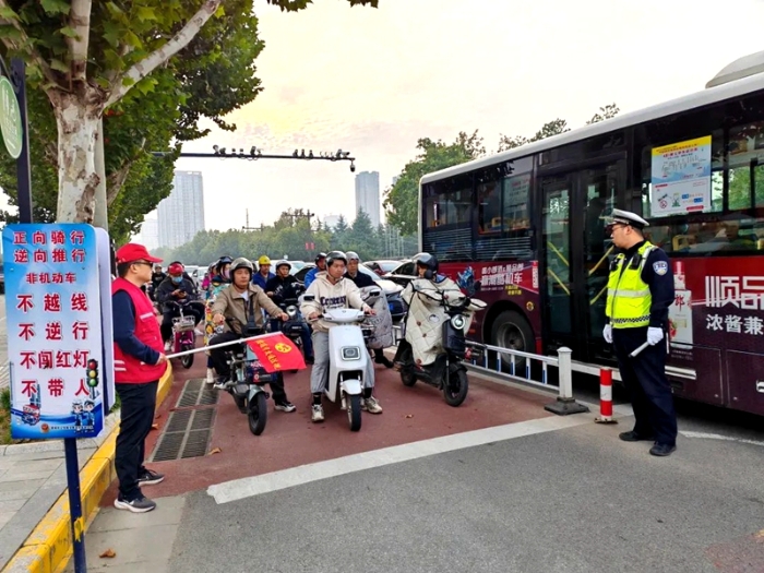 高新交警大队开展“一盔一带”整治行动。