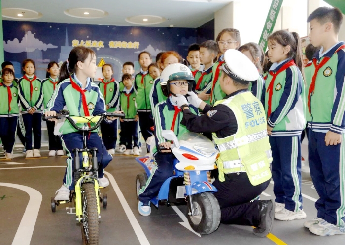 渭南小学50余名学生在交通安全宣传教育基地沉浸式学习体验交通安全知识。
