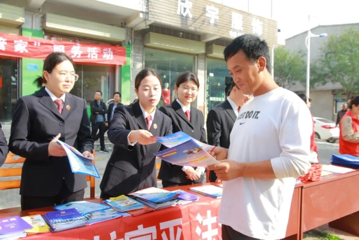 富平县人民检察院联合县法院、公安局、司法局等单位走进张桥镇开展平安建设宣传及服务活动。