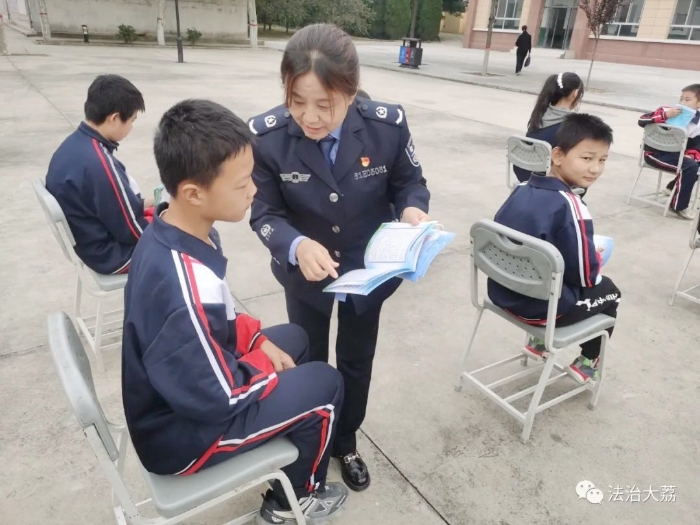 大荔县司法局冯村司法所举办以“反诈骗，反欺凌”为主题的法治报告会。